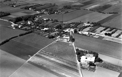 Sådan så Hundige landsby ud i 1953, før alle parcelhusene var opført. I dag er mange af områderne i Hundige opkaldt efter de gamle gårde i Hundige landsby. I kender måske Gersagerparken, Hegnsgården, Krogården og flere andre.