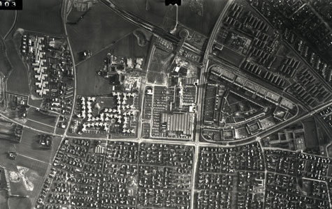Sådan så Hundige ud i 1979. Øverst til venstre kan man se resterne af landsbyen. Den store kors i midten er Hundige Centervej og Godsvej some krydser hinanden.
