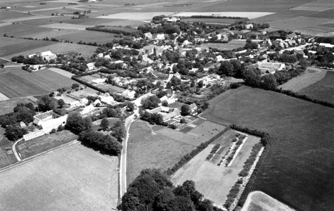 Tune Landsby fotograferet i slutningen af 1950'erne. Nederst ses Tune Bygade, der løber ind i landsbyen. Man kunne se langt omkring fra Tune, da landsbyen lå højt i landskabet.