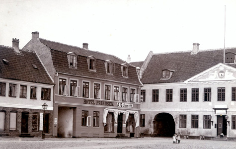Køge Rådhus, hvor kongen overnattede, til højre
