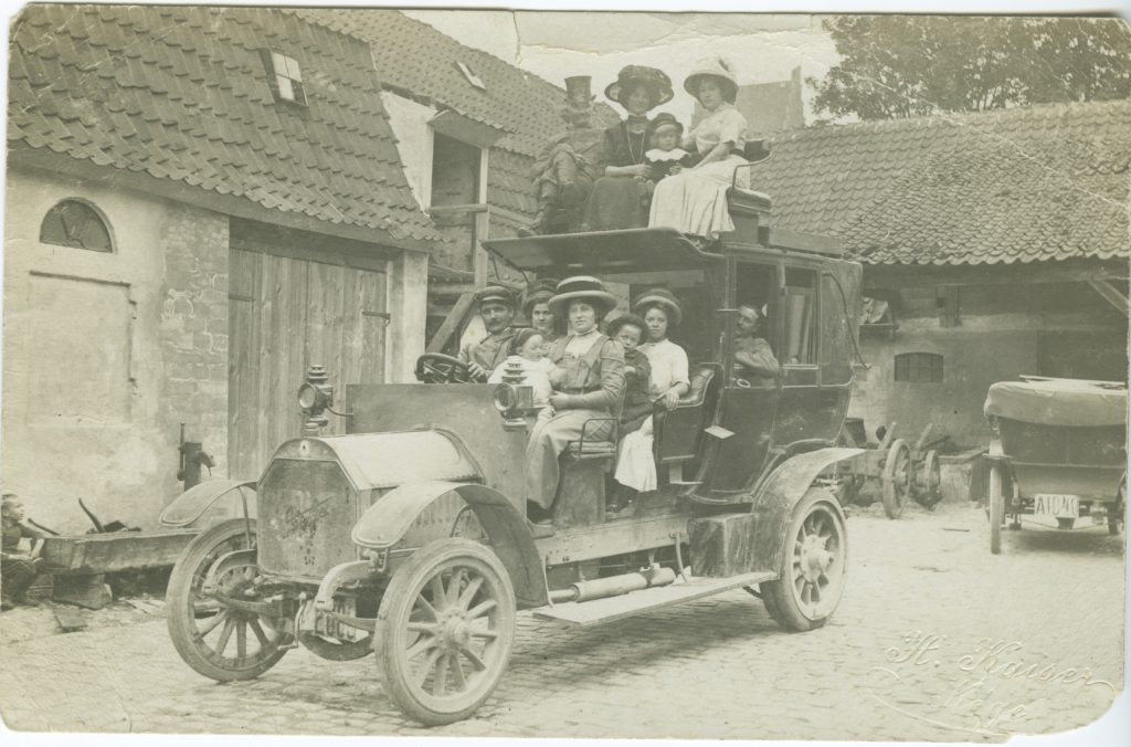 32-foerste-rutebil-prindsens-gaard-1909-10