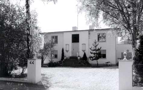 Egøjevej 44. Et af de få en-families huse i funkisstil, der eksisterer i Køge. Opført i 1934 af Tage Nielsen