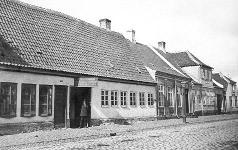 Forhuset til Vestergade 29, Jernstøberiet, 1870 - 75. Smedemester og jernstøber H.C. Hansen fik i 1842 tilladelse til at drive jernstøberi i Vestergade 29 i en periode på 10 år