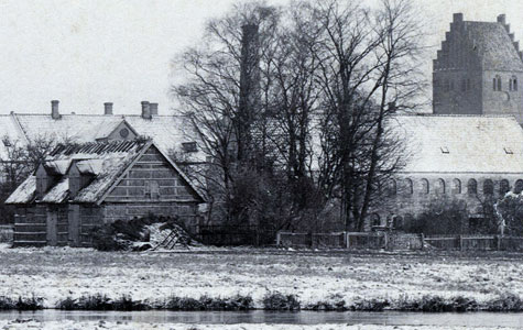 Jernstøberiet fra 1865 set fra Køge Å. Den fine fabriksbygning i Jernstøberiets gård blev bygget i 1865. Den blev fredet i 1983