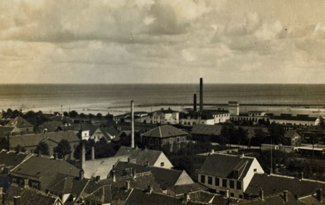 Køge Andels-Svineslagteri set fra vandet. De hvide bygninger ud til vandet er Køge Andels-Svineslagteri ca. 1919