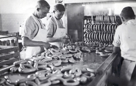 På Køge Andels-Slagteri blev der bl.a. fremstillet pølser. Billedet er fra ca. 1935.