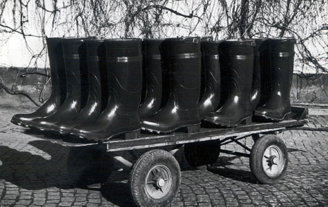 Gummistøvler fremstillet på Codan Gummi. Billede fra 1967