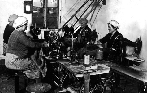 Kvinder syr sække på Køge Sækkelager, Søndre Havn, ca. 1940
