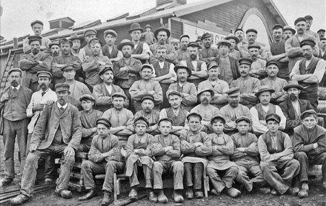 Ved Køge Trævarefabrik var der en del drenge ansat. Billedet er taget om kring 1906. Fabrikken lå på Køge Havns nordlige side.