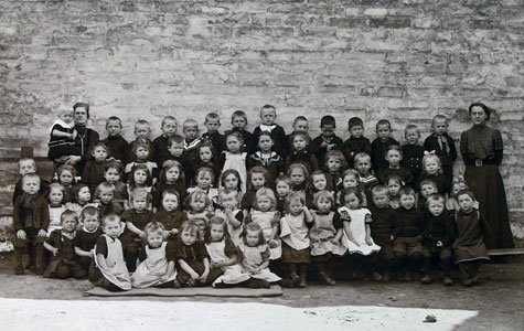 Hvis moren gik på arbejde, kunne børnene blive passet i Køge Børneasyl, Kirkestræde 10. Billedet er taget ca. 1900.