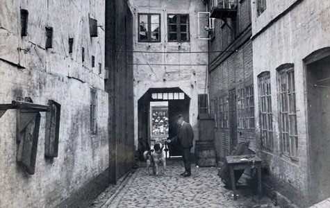 Tobaksfabrikken i Brogade 3 blev etableret i ca. 1850 af Frederik Chr. Clemmensen. Han solgte den senere til Chr. Emil Møller, som ses på billedet