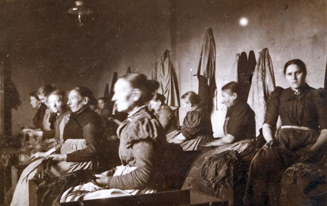 Kvindelige arbejdere i Tobaksfabrikken i Brogade 3, 1898. Mange kvinder fik arbejde i industrien. Her er kvinderne ved at strippe tobaksblade. Billedet blev taget af Fabrikantens kone, Henriette Møller