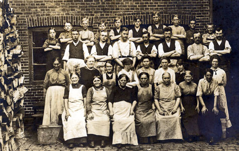 Arbejdere ved Tobaksfabrikken i Brogade 3, ca. 1916. I slutningen af 1800-tallet var det Køges største arbejdsplads med ca. 16 mænd, 12, kvinder og 28 børn ansat