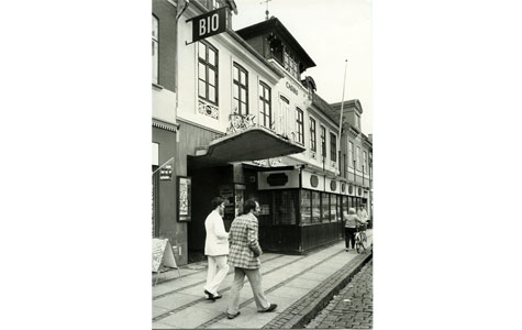 Bio, Torvet 17, opført 1939 af Erkik Engelstoft. Den elegante, frithængende baldekin mod gaden blev muliggjort ved hjælp af nye byggetekniske løsninger