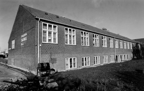 Solrød Skole blev bygget i 1956 og blev placeret mellem byen og stranden. Den står på Højagervænget lige mellem Taastrupvejen og motorvejen. Skolen blev nedlagt i 1981. Bygningen står endnu og bliver brugt til andre formål.