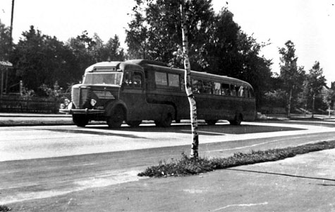 Interessen for at komme til sommerhusene voksede efter 2. verdenskrig. Derfor forsøgte man sig med forskellige busser. Blandt andet brugte man todækkerbus. Foto fra 1955