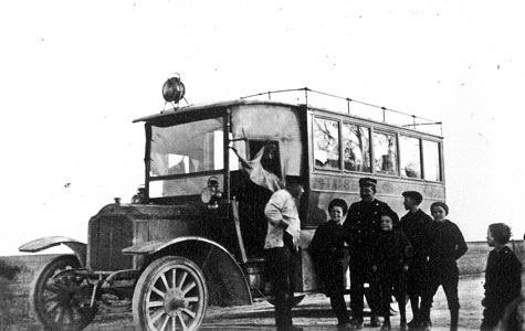 Indtil 1935 bestod de offentlige transportmuligheder til Solrød af jernbanen fra Roskilde til Køge og rutebilen imellem Tåstrup og Køge. Rutebilen var iøvrigt Danmarks første busforbindelse