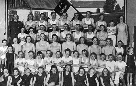 Gruppebillede af et hold fra Idrætsforeningen. Fra dengang Jersie forsamlingshus tjente som "sportshal".
