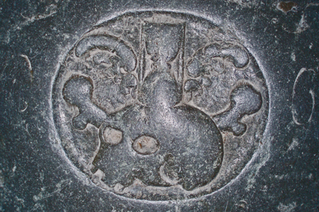 Liggesten fra Holtug. I 1700-taller blev dødens forfald udpenslet som motiv på gravminderne.