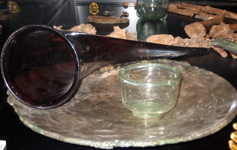 Purpurfarvet glasdrikkehorn, grønt glasbæger og sølvbeklædt bronzetallerken (fra Romerriget). Fundet ved udgravning i 1977.