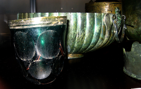 Tykt slebet glasbæger og romersk bronzefad. Fundet i forbindelse med grusgravning i 1948-49.